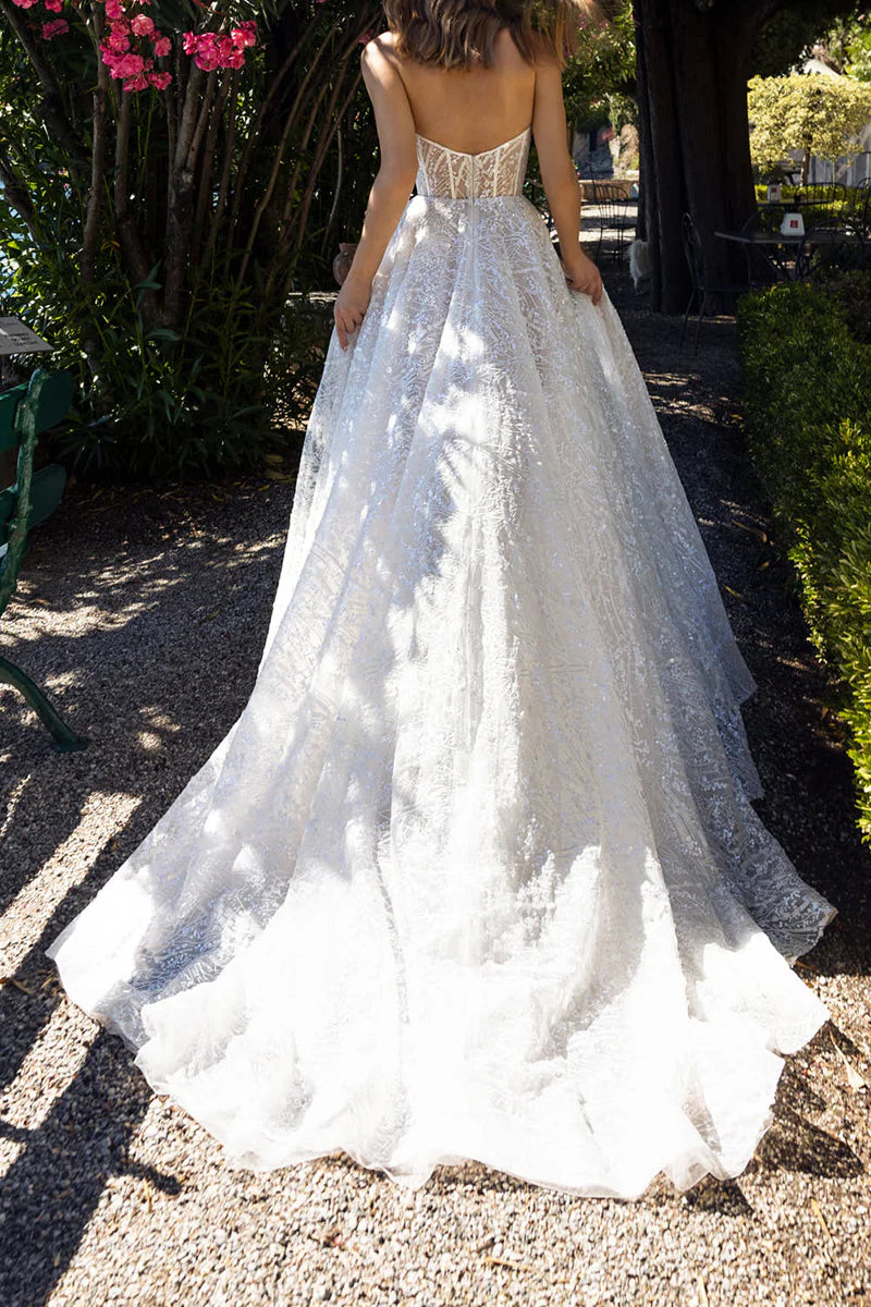 Abito da sposa in pizzo con scollo a cuore, spacco laterale e strascico a palazzo